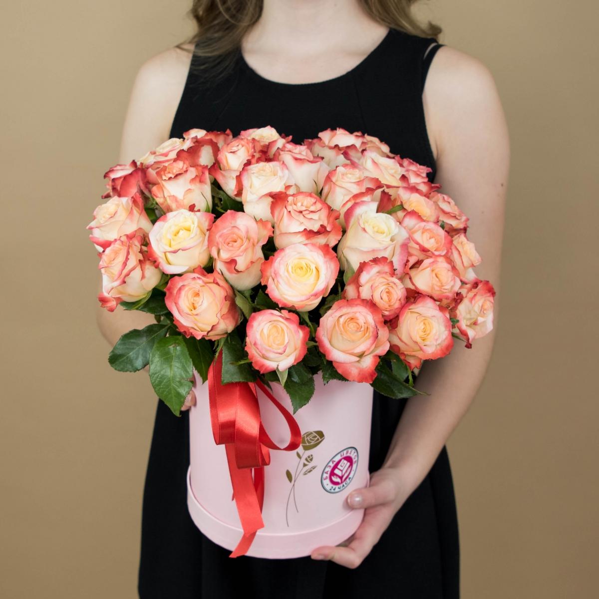 Розы красно-белые в шляпной коробке Артикул  936nvsb